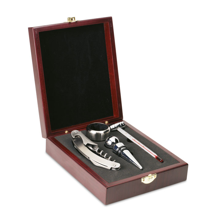Set vino 4 pezzi in confezione di legno: un cavatappi in acciaio, un salva goccia in acciaio e feltro, un tappo in acciaio e gomma siliconata, un termometro da 0° a 40°C — gadget promozionale personalizzabile con il tuo logo