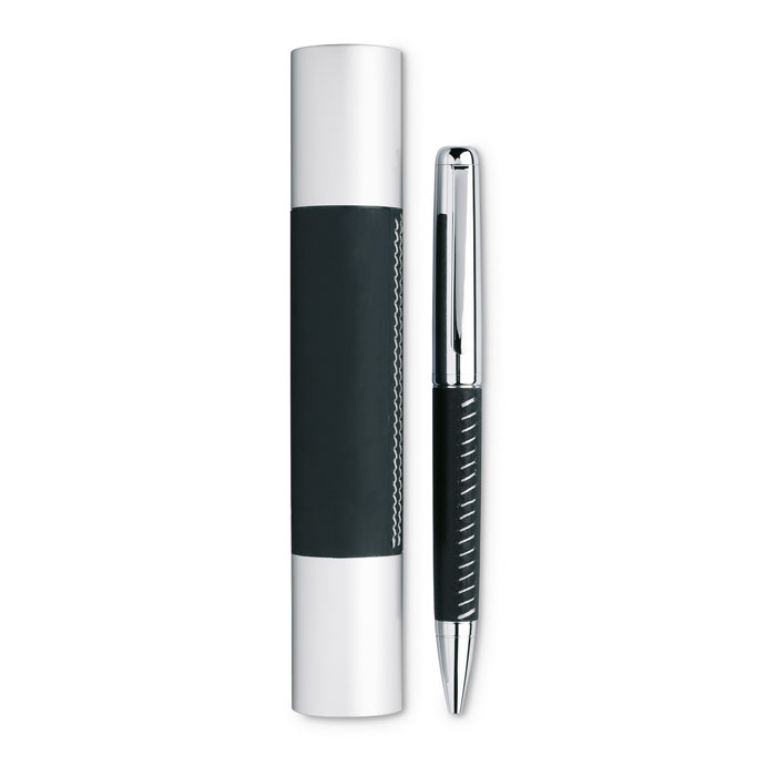 Penna a sfera in metallo con rifiniture cromate satinate in astuccio cilindrico di alluminio con applicazioni in pelle — gadget promozionale personalizzabile con il tuo logo