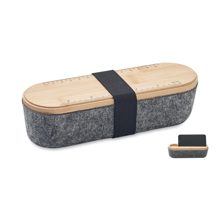 Astuccio in feltro RPET con coperchio in bamboo e portacellulare integrato — gadget promozionale personalizzabile con il tuo logo