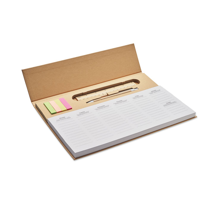 Agenda settimanale da tavolo con copertina in carta kraft, penna a scatto in cartone, righello in legno e blocco note adesivo — gadget promozionale personalizzabile con il tuo logo