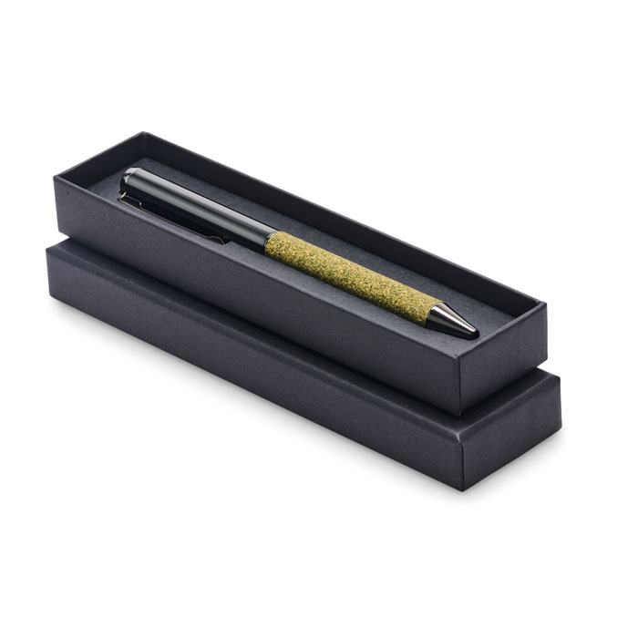 Penna a sfera in metallo con fusto in tessuto composto per il 20% da fondi di tè, per il 30% da sughero e per il 50% da tessuto di policotone TC, in confezione di cartone — gadget promozionale personalizzabile con il tuo logo