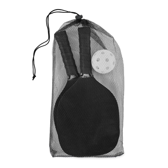 Set di racchette da pickleball con 2 racchette in legno e 1 pallina in una custodia in rete RPET con cordoncino — gadget promozionale personalizzabile con il tuo logo