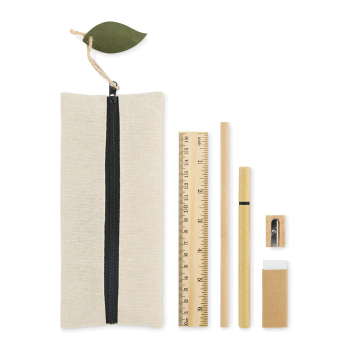 Set cancelleria in astuccio di iuta e cotone con righello in legno da 15 cm, matita in legno, penna a sfera in carta, gomma e temperino in legno — gadget promozionale personalizzabile con il tuo logo