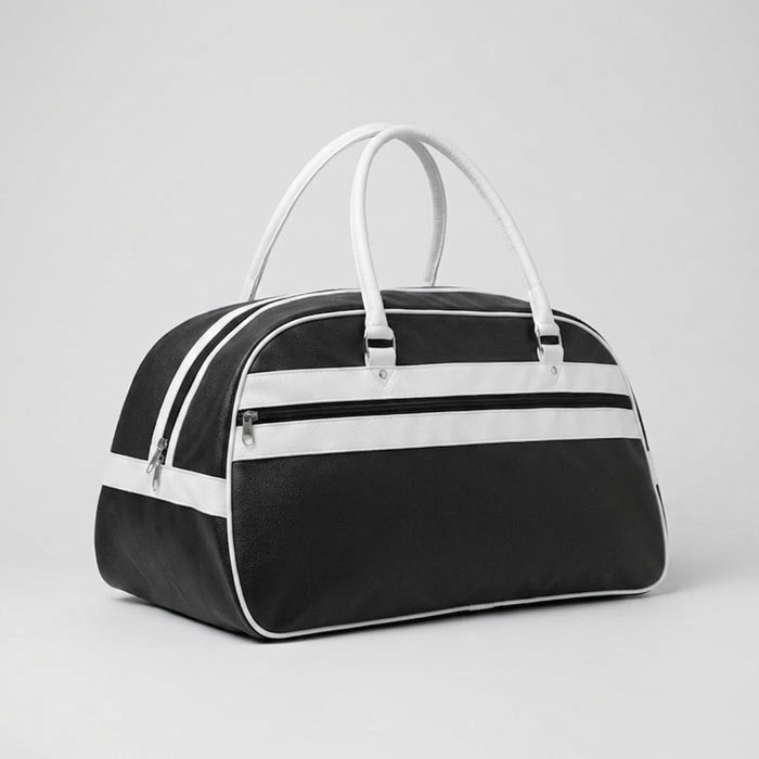 Borsa sportiva in PU, foderata internamente, scomparto principale e tasca con cerniera, manici robusti, inserti alla base e borchie — gadget promozionale personalizzabile con il tuo logo