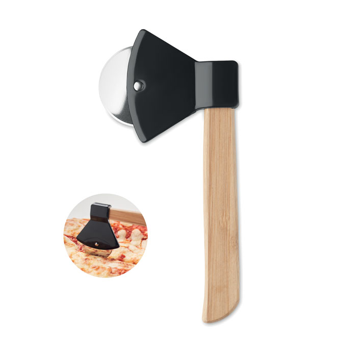 Tagliapizza a forma di ascia con manico in bamboo — gadget promozionale personalizzabile con il tuo logo