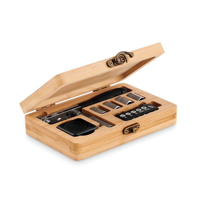 Set di attrezzi da 13 pezzi presentato in una valigetta di bamboo contenente 6 punte in supporto (3 misure a taglio da 4, 5, 6 mm, 2 misure Philips da PH1, PH2 e 1 adattatore), 4 bussole (7 mm, 8 mm, 9 mm, 10 mm), 1 impugnatura, 1 connettore e 1 metro — gadget promozionale personalizzabile con il tuo logo