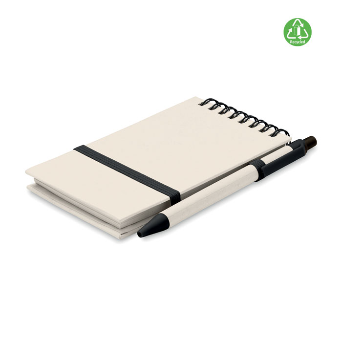 Notebook A6 da 70 fogli in carta comune (70% cartone del latte riciclato e 30% carta riciclata) con penna abbinata — gadget promozionale personalizzabile con il tuo logo