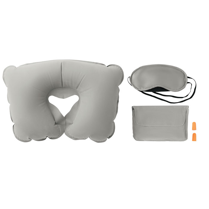 Set viaggio 3 pezzi: un cuscino gonfiabile, una maschera per occhi e una coppia di tappi per le orecchie — gadget promozionale personalizzabile con il tuo logo