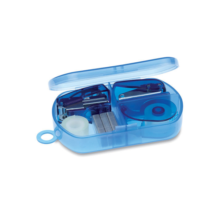 Set cancelleria con dispenser nastro adesivo, una cucitrice con 300 puntine, una bucafogli ed un nastro adesivo — gadget promozionale personalizzabile con il tuo logo