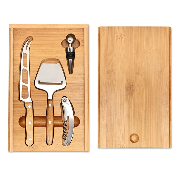 Set formaggio e vino composto da: 1 coltello in acciaio inossidabile, 1 affetta formaggio, 1 apribottiglie ed 1 tappo — gadget promozionale personalizzabile con il tuo logo