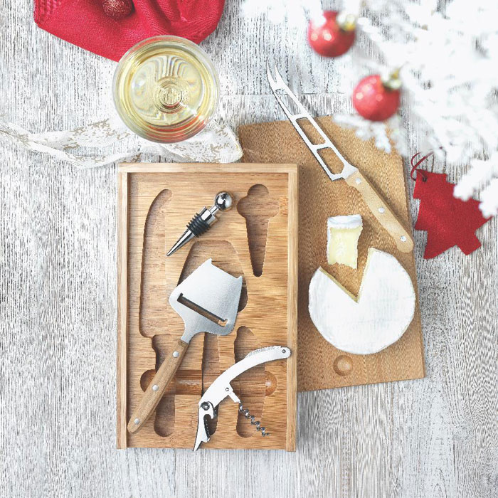 Set formaggio e vino composto da: 1 coltello in acciaio inossidabile, 1 affetta formaggio, 1 apribottiglie ed 1 tappo