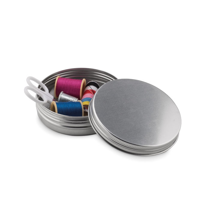 Set cucito in confezione di latta — gadget promozionale personalizzabile con il tuo logo