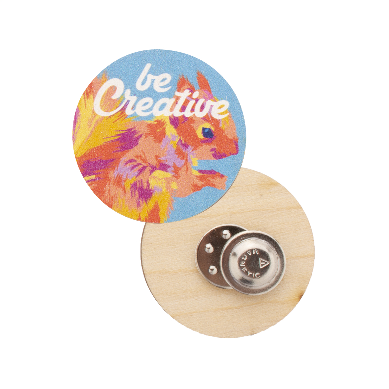Spilla magnetica in compensato di betulla personalizzata con stampa a colori; il costo comprende la stampa LED UV — gadget promozionale personalizzabile con il tuo logo