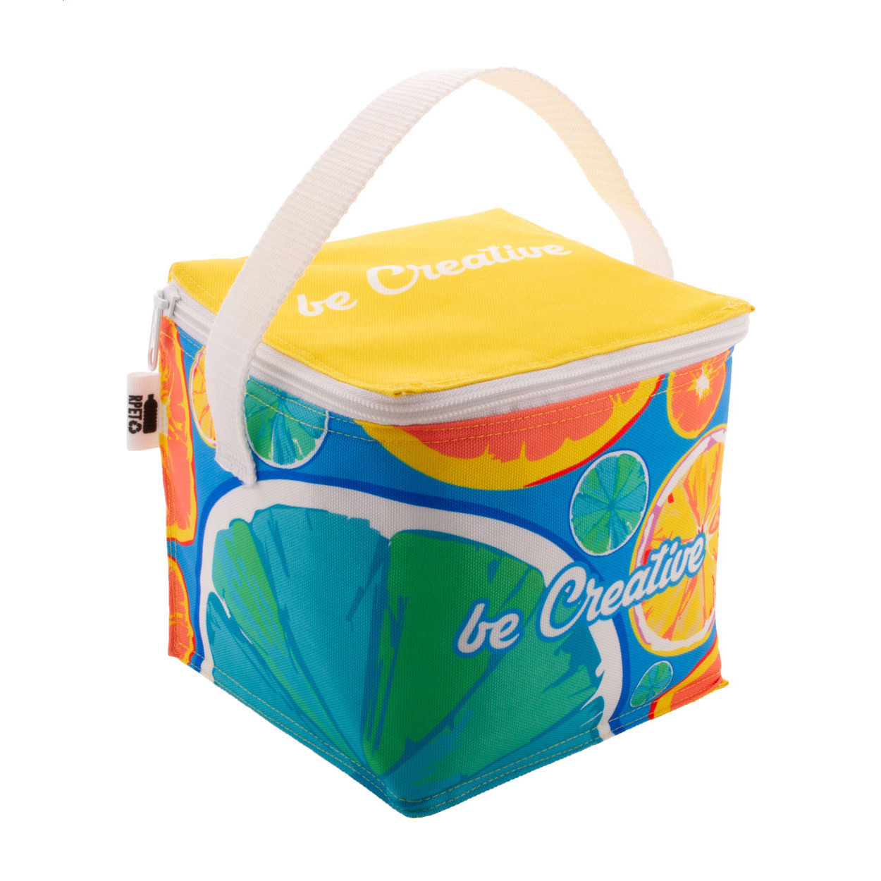Borsa frigo in poliestere 600D RPET personalizzabile con grafica stampata in sublimazione su tutta la superficie; contiene sino a 4 lattine in alluminio da 0,33 litri, con cerniera, imbottitura ed etichetta RPET — gadget promozionale personalizzabile con il tuo logo