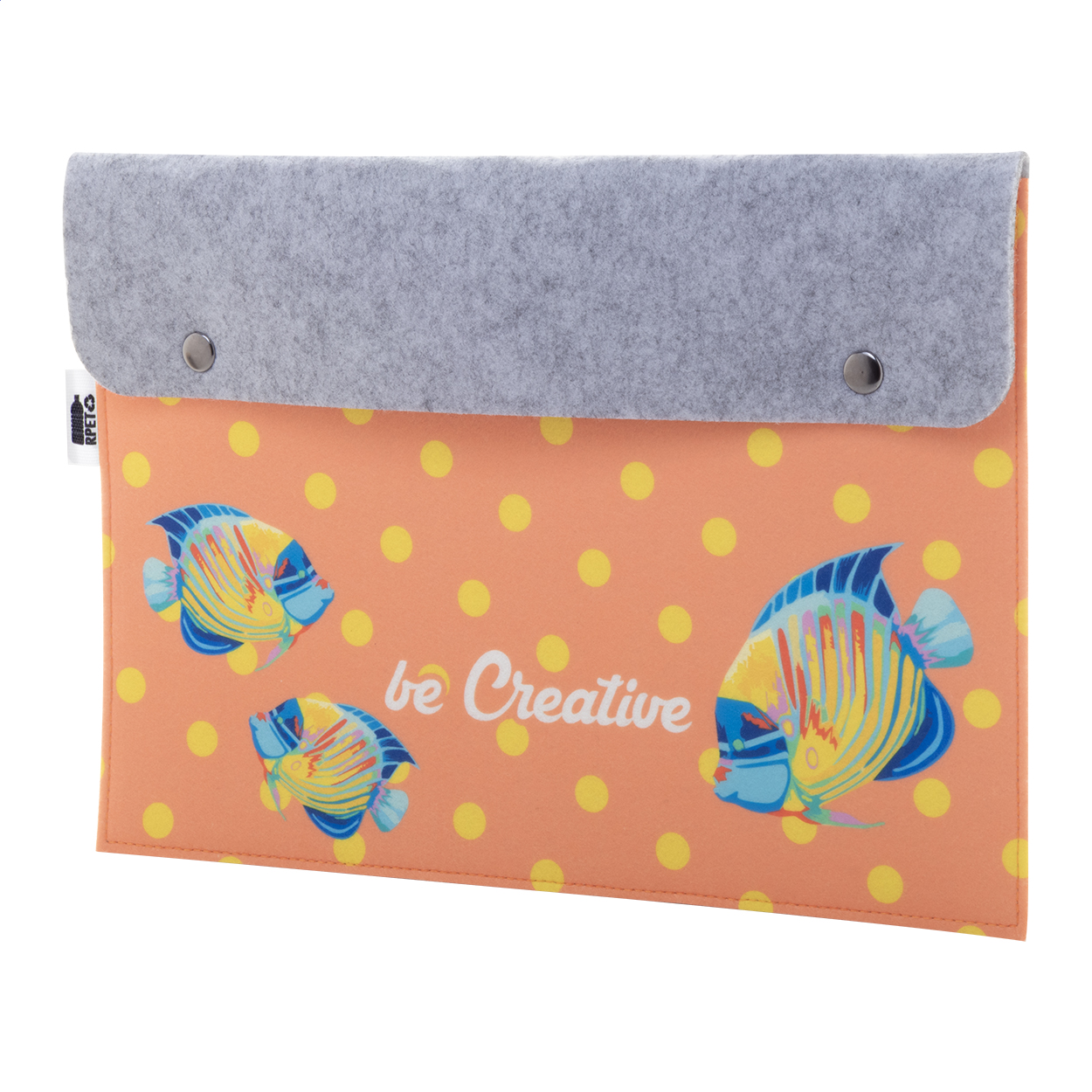 Cartella portadocumenti (formato A4) in feltro RPET con personalizzazione a colori sul lato anteriore, chiusura con bottoni a pressione ed etichetta RPET — gadget promozionale personalizzabile con il tuo logo
