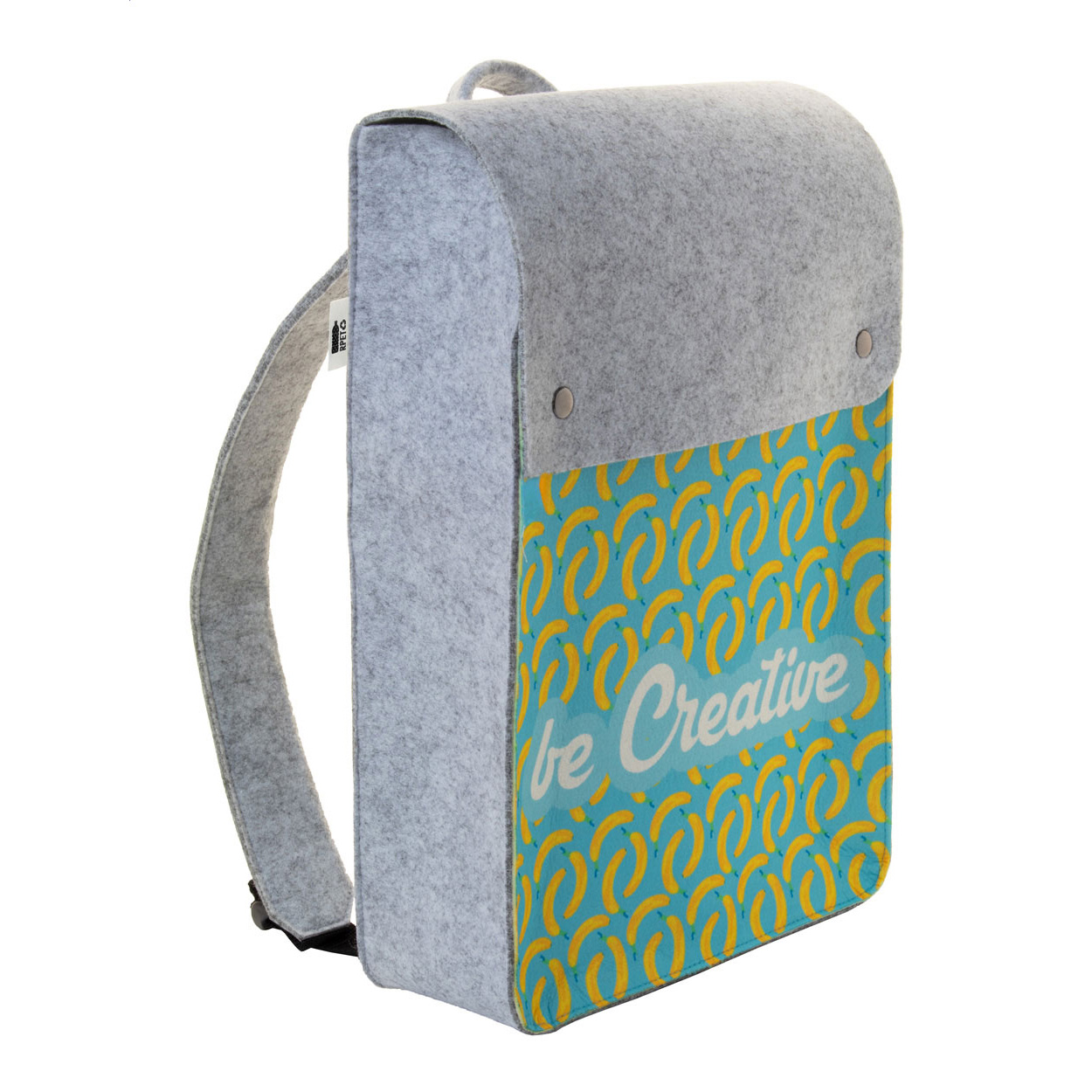 Zaino in feltro RPET personalizzabile frontalmente con stampa colori, spallacci regolabili, chiusura con bottone a pressione ed etichetta RPET — gadget promozionale personalizzabile con il tuo logo