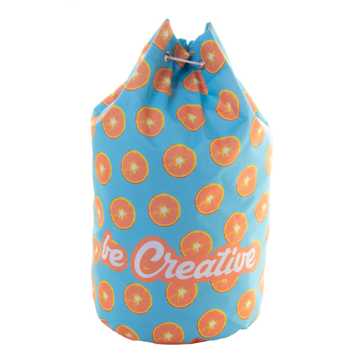Sacca da marinaio in poliestere 600D RPET personalizzabile con stampa in sublimazione su tutta la superficie, chiusura a coulisse con cordoncini colorati ed etichetta RPET — gadget promozionale personalizzabile con il tuo logo
