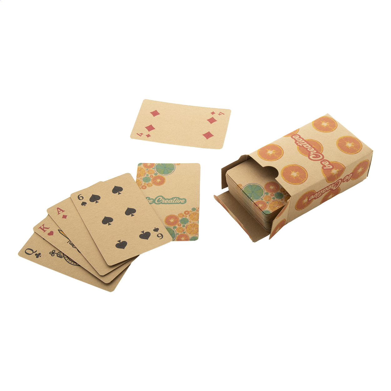 Carte da gioco classiche in carta kraft realizzate su misura in una scatola di carta kraft — gadget promozionale personalizzabile con il tuo logo