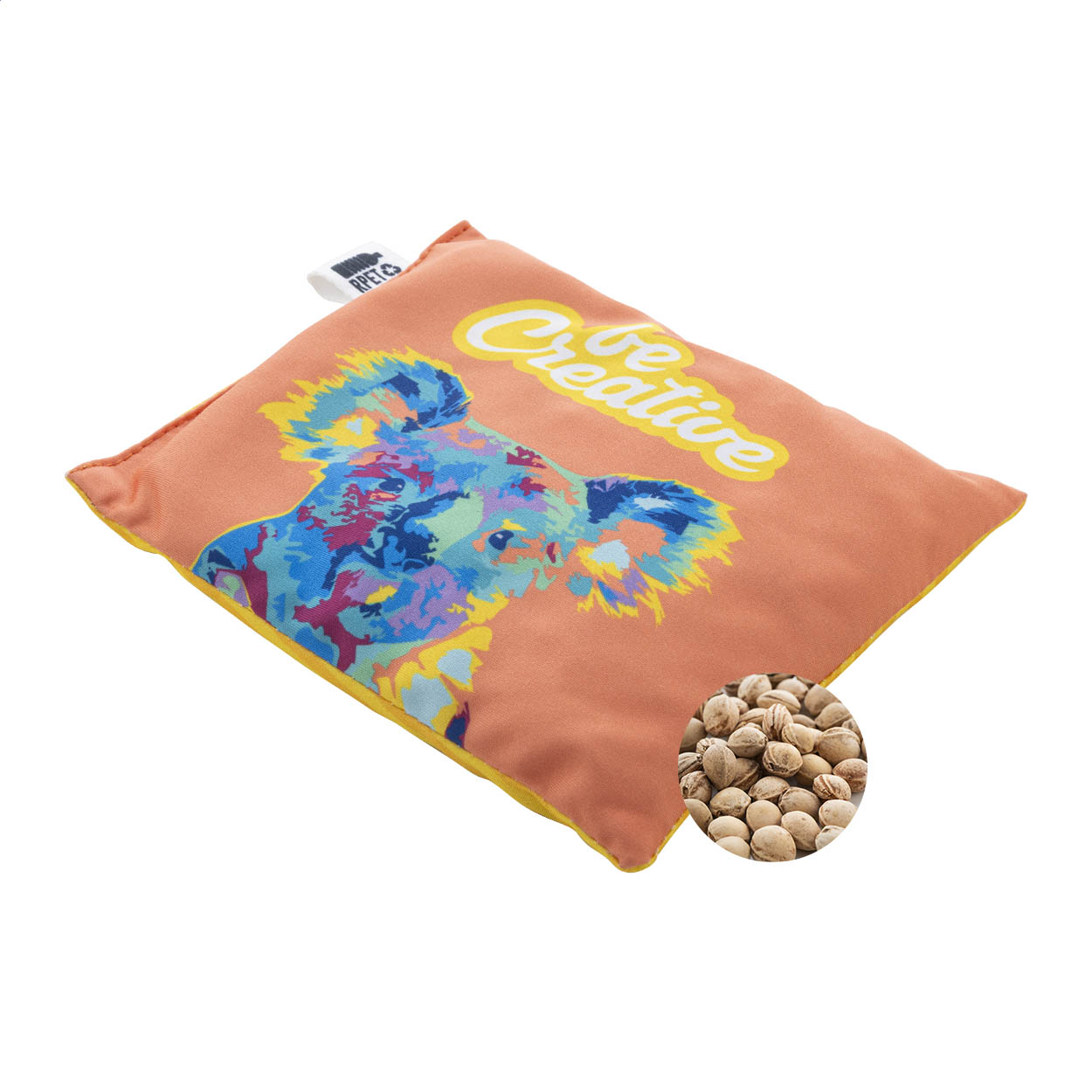 Cuscino termico rivestito in microfibra RPET personalizzabile con grafica stampata in sublimazione su tutta la superficie, imbottito con noccioli di ciliegia ed etichetta RPET — gadget promozionale personalizzabile con il tuo logo