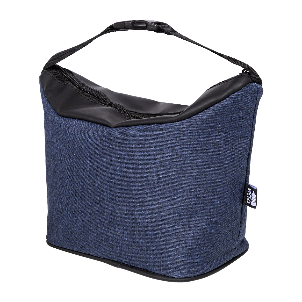 Borsa termica in poliestere 600D RPET con cerniera, dettagli in morbida pelle PU riciclata, imbottitura in alluminio, tracolla con fibbia ed etichetta RPET — gadget promozionale personalizzabile con il tuo logo