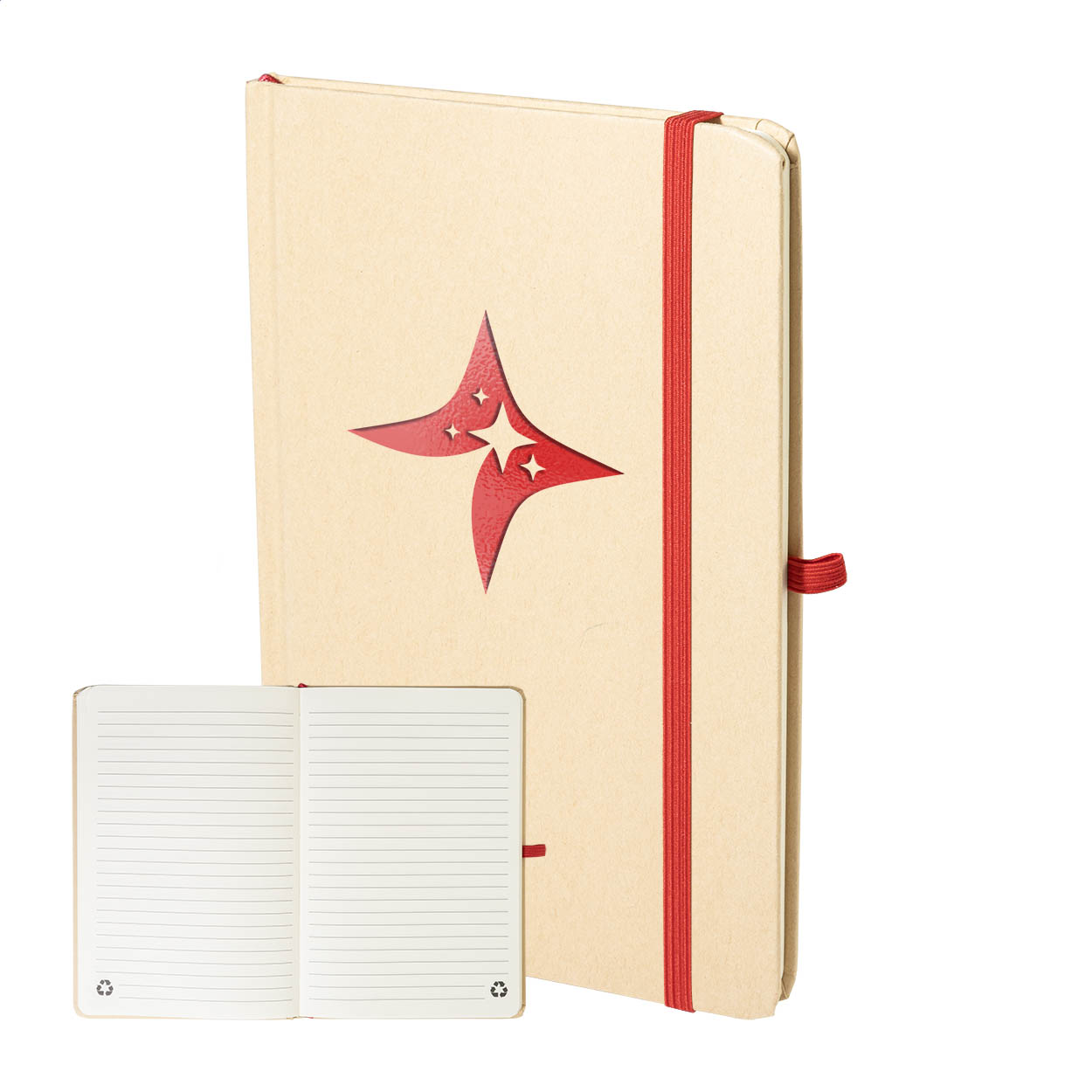 Quaderno formato A5 con copertina in carta kraft e strato metallico sotto la copertina, con 80 fogli di carta riciclata a righe, segnalibro, elastico e porta penna in colore coordinato — gadget promozionale personalizzabile con il tuo logo