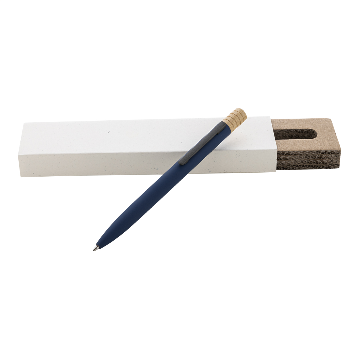Penna a sfera in alluminio riciclato, meccanismo di apertura a rotazione, fusto gommato, componenti con finitura color canna di fucile e cappuccio in bamboo — gadget promozionale personalizzabile con il tuo logo