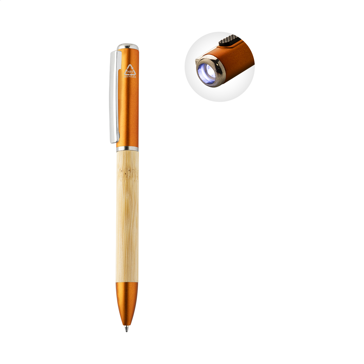 Penna a sfera in bambù e plastica ABS riciclata, meccanismo di apertura a rotazione, 1 torcia LED, refill blu e batteria a bottone — gadget promozionale personalizzabile con il tuo logo