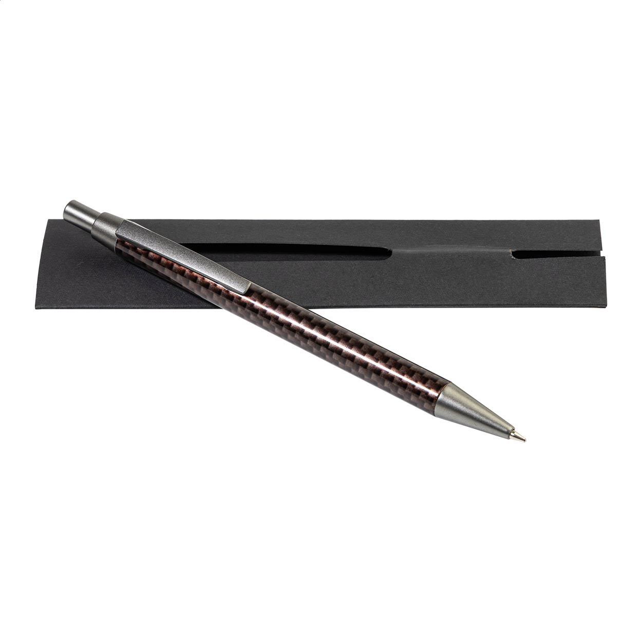Penna a sfera in metallo e corpo con decorazione simil carbonio, in custodia di cartoncino nero — gadget promozionale personalizzabile con il tuo logo